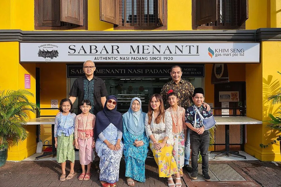  DIKENALI RAMAI: Pemilik kedai makan Sabar Menanti Nasi Padang yang gemar dihuni ramai pelanggan pelbagai bangsa, telah bekerjasama dengan NHB untuk Galeri Warisan Sudut Jalanan NHB. - Foto NHB 