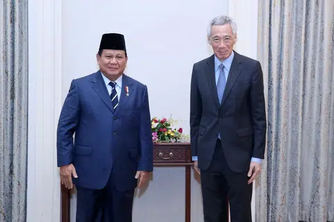 Perdana Menteri Singapura Lee Hsien Loong bertemu Menteri Pertahanan Indonesia Encik Prabowo Subianto semasa lawatannya ke Dialog Shangri-La di Singapura pada 2022.