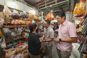 BERAMAH TAMAH: Dr Maliki (tengah) bersama AP Encik Shawn Huang menemui pegerai di pasar Jurong West St 52 dalam rangka lawatan menteri ke Jurong Spring. - Foto-foto ZAOBAO