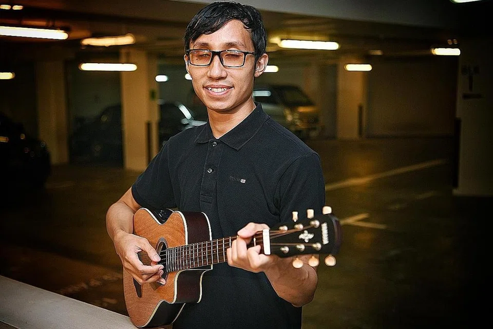 MUZIK BANTUNYA TERIMA KEHILANGAN PENGLIHATAN: Buta ketika usianya 19 tahun, Encik Muhammad Zahier Samad mendapat ketenangan menerusi muzik dan bermain gitar. - Foto BM oleh KHALID BABA