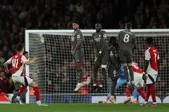 Pemain tengah Declan Rice (kiri) menjaringkan gol pertama Arsenal daripada tendangan percuma hebat yang melepasi benteng pertahanan dan penjaga gawang Real Madrid, dalam perlawanan pertama suku akhir  Liga Juara-Juara mereka. 