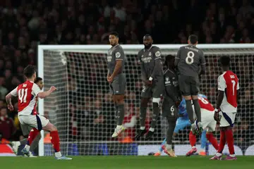 Pemain tengah Declan Rice (kiri) menjaringkan gol pertama Arsenal daripada tendangan percuma hebat yang melepasi benteng pertahanan dan penjaga gawang Real Madrid, dalam perlawanan pertama suku akhir  Liga Juara-Juara mereka. 