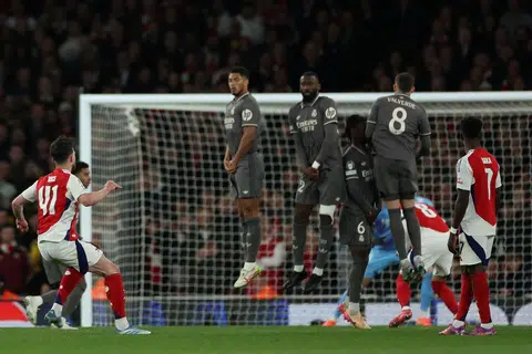 Pemain tengah Declan Rice (kiri) menjaringkan gol pertama Arsenal daripada tendangan percuma hebat yang melepasi benteng pertahanan dan penjaga gawang Real Madrid, dalam perlawanan pertama suku akhir  Liga Juara-Juara mereka. 