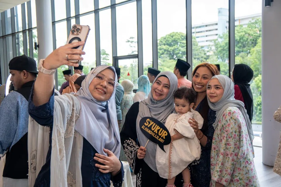 Sanak saudara daripada pelbagai generasi dapat mengenali satu sama lain dengan lebih rapat. 