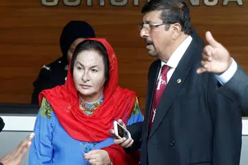 DISIASAT AGENSI PENCEGAH RASUAH: Datin Rosmah memilih tidak bercakap kepada pemberita selepas memberi keterangan dan terus menaiki kereta Mercedes Benz berwarna perak dengan plat pendaftaran WQF 11. - Foto REUTERS