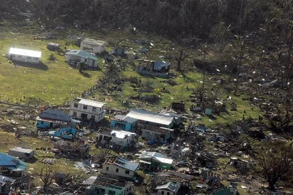 DITIMPA KEMUSNAHAN: Taufan yang melanda Fiji adalah taufan kategori lima dan menyebabkan kemusnahan, meranapkan rumah serta melumpuhkan prasarana. - Foto REUTERS