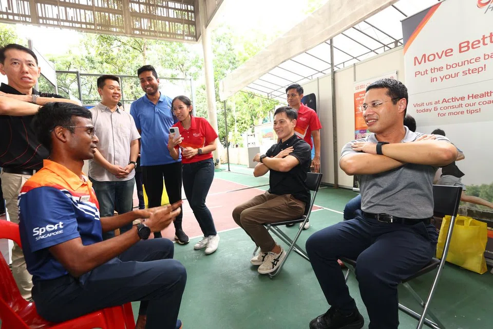 Menteri Pembangunan Negara, Encik Desmond Lee (kanan), yang juga Anggota Parlimen GRC West Coast berkata, inisiatif ‘Movements for Health’ (M4H) dapat membantu penduduk dan kumpulan masyarakat agar mengambil sikap lebih bertanggungjawab terhadap kesihatan dan kesejahteraan mereka.