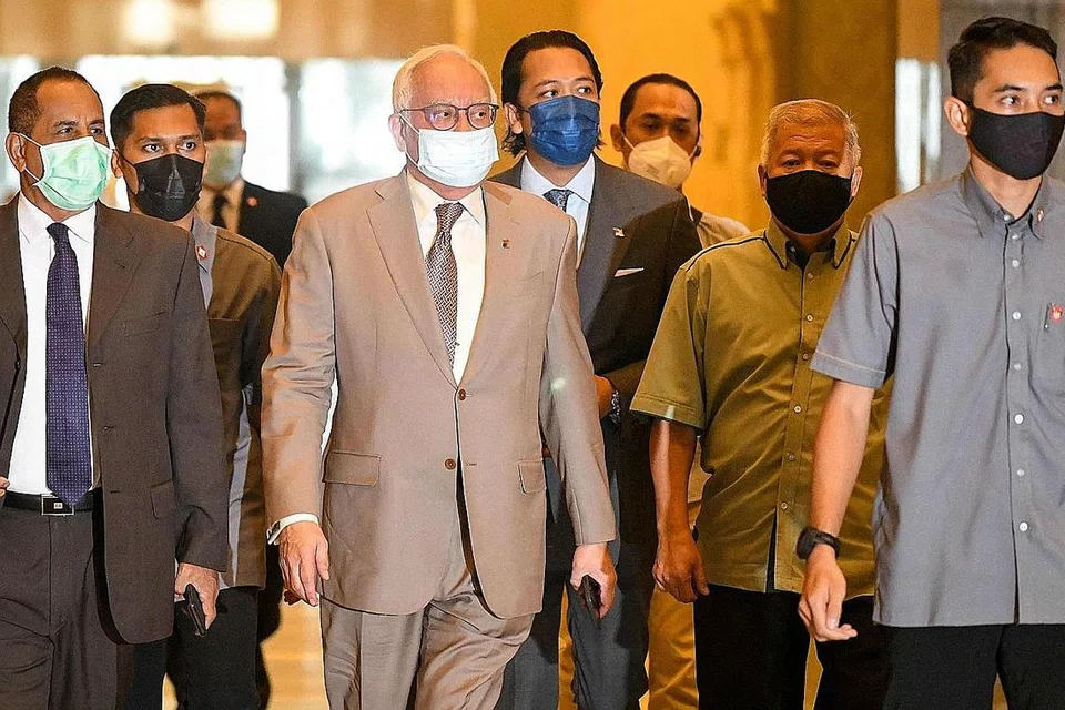 KEMBALI KE MAHKAMAH: Datuk Najib tiba di perkarangan mahkamah bagi mendengar rayuan sabitan dan hukuman penjara terhadap beliau berhubung penyelewengan dana SRC International Sdn Bhd di Mahkamah Persekutuan, Putrajaya. - Foto AFP