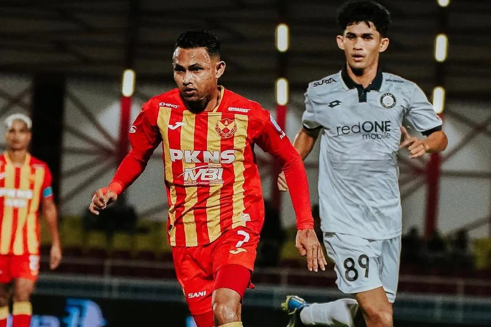 Pemain bola sepak kebangsaan Malaysia, Faisal Halim (depan), kembali ligat beraksi di padang selepas melalui episod ngeri tragedi simbahan asid pada 5 Mei 2024, yang menyebabkan beliau mengalami lecur tahap empat yang meninggalkan parut besar di muka dan tubuhnya.