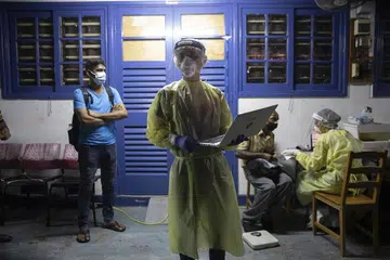 JANGKITAN BARU: Jumlah kes jangkitan baru Covid-19 yang dikenal pasti sehingga 12 tengah hari tadi (Selasa, 25 Ogos) ialah 31. Foto hiasan ini menggambarkan klinik pertubuhan bukan pemerintah (NGO) yang menyediakan khidmat perubatan buat pekerja asing di Singapura. - Foto EPA