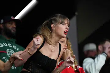 Penyanyi pop terkenal, Taylor Swift menghadiri perlawanan Super Bowl untuk menyokong teman lelakinya, Travis Kelce. Penglibatan Swift dalam acara itu telah mendatangkan lebih perhatian dan pendapatan untuk National Football League (NFL) secara keseluruhan. 