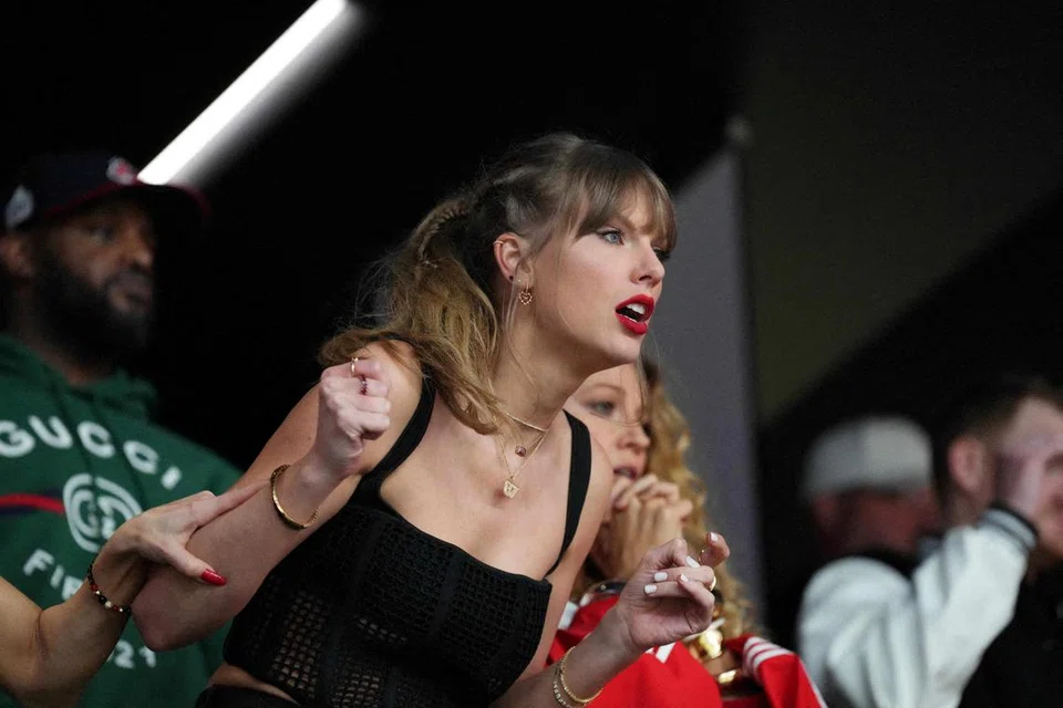 Penyanyi pop terkenal, Taylor Swift menghadiri perlawanan Super Bowl untuk menyokong teman lelakinya, Travis Kelce. Penglibatan Swift dalam acara itu telah mendatangkan lebih perhatian dan pendapatan untuk National Football League (NFL) secara keseluruhan. 