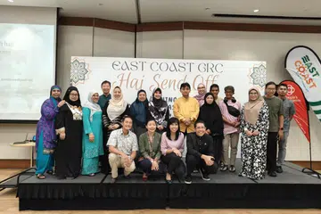 Menteri di Pejabat Perdana Menteri yang juga Menteri Kedua (Ehwal Luar merangkap Pendidikan), Dr Mohamad Maliki Osman (barisan depan, kanan) yang juga penasihat Pertubuhan Akar Umbi (GRO) GRC East Coast hadir pada 1 Jun untuk Majlis Pelepasan Haji bagi 73 jemaah haji yang juga penduduk GRC East Coast, antaranya adalah Encik Sani Kudin (baju kuning, berdiri).