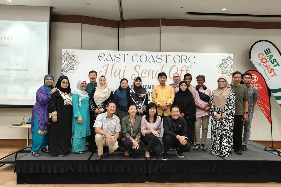 Menteri di Pejabat Perdana Menteri yang juga Menteri Kedua (Ehwal Luar merangkap Pendidikan), Dr Mohamad Maliki Osman (barisan depan, kanan) yang juga penasihat Pertubuhan Akar Umbi (GRO) GRC East Coast hadir pada 1 Jun untuk Majlis Pelepasan Haji bagi 73 jemaah haji yang juga penduduk GRC East Coast, antaranya adalah Encik Sani Kudin (baju kuning, berdiri).