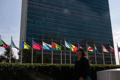 Ibu pejabat Pertubuhan Bangsa-Bangsa Bersatu (PBB) di Manhattan, New York. Perhimpunan Agung PBB akan mengundi sama ada menyokong Deklarasi New York tanpa penglibatan Hamas.