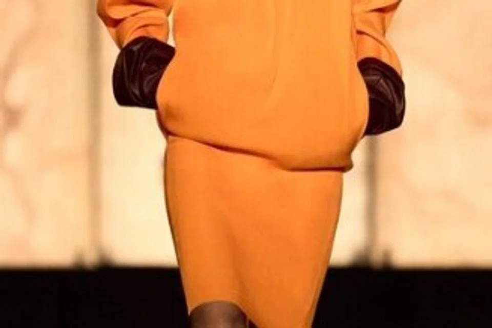 Selain blazer, baju berbahu tegap juga sesuai untuk penampilan profesional dan elegan. 