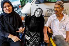 Foto kenangan Encik Ah Yauddin dan anak, Cik Siti Nur Aliah, bersama Cik Roslina ketika berniaga di pasar malam Pantai Dalam.