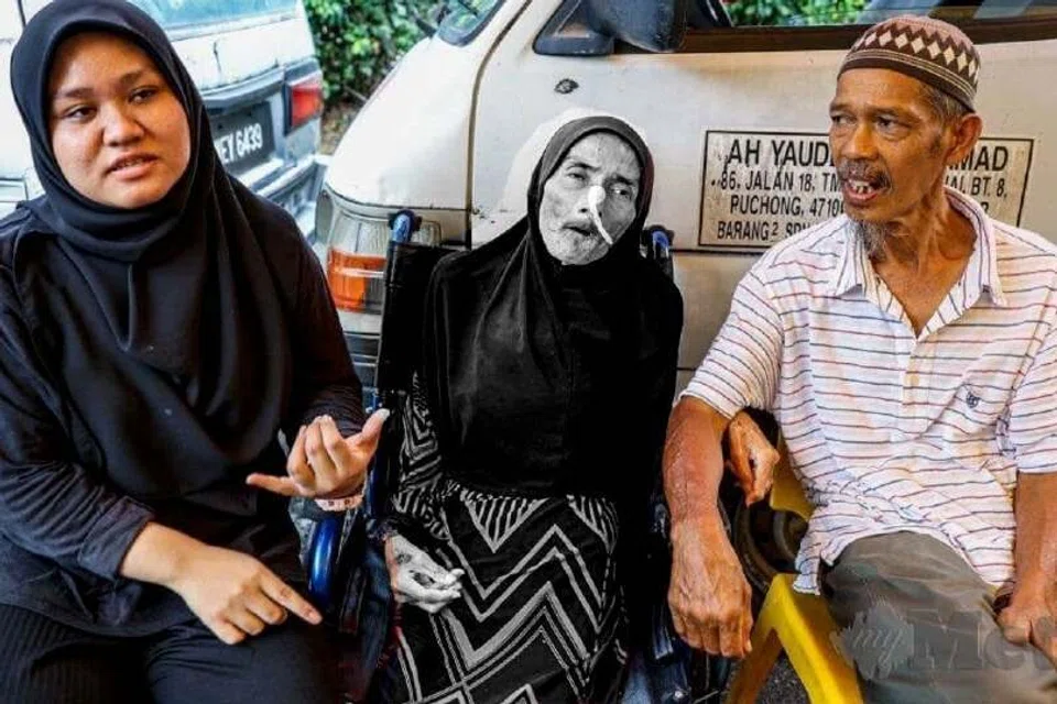 Foto kenangan Encik Ah Yauddin dan anak, Cik Siti Nur Aliah, bersama Cik Roslina ketika berniaga di pasar malam Pantai Dalam.