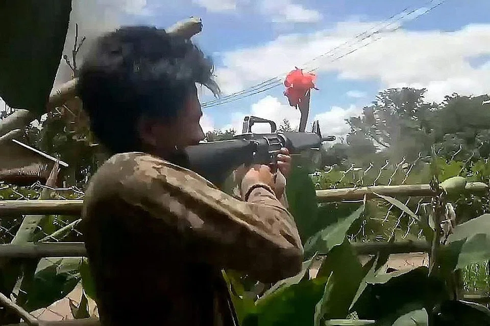 KONFLIK BERDARAH: Rakaman video yang disalurkan kepada AFPTV dari satu sumber yang tidak diketahui dan dirakamkan pada 23 Mei lalu menunjukkan pejuang PDF bertempur dengan rejim tentera di bandar Moebyel, negeri Shan, di mana ramai anggota rejim maut dan sebuah balai polis dirampas oleh penentang rejim. - Foto AFPTV