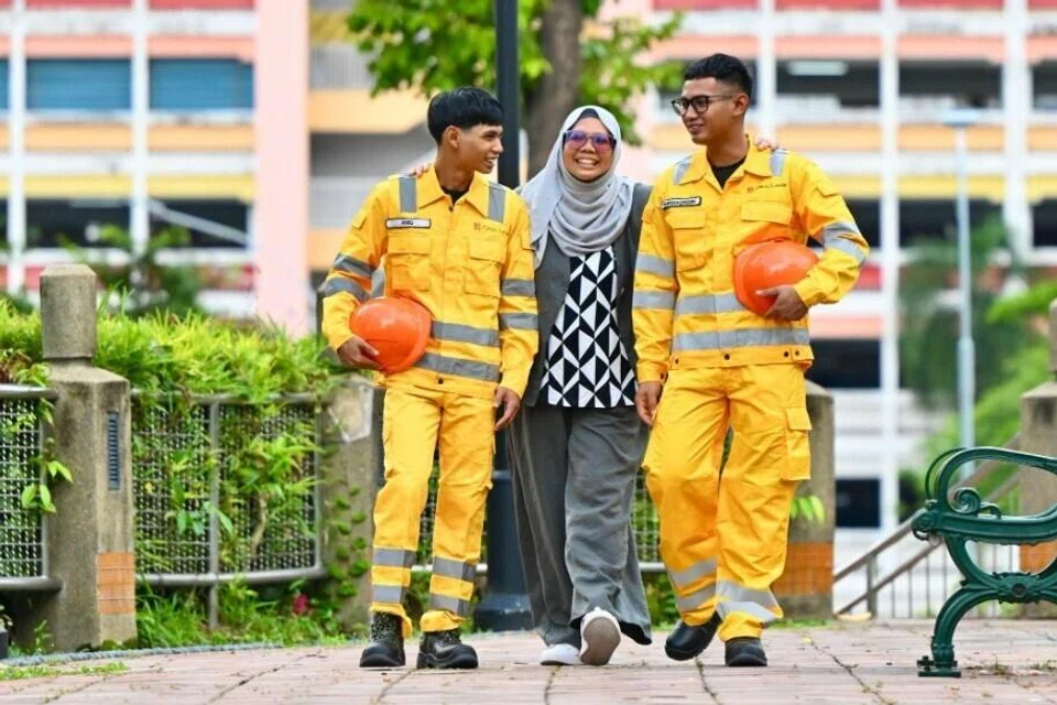 Encik Muhammad Aufa Aniq Mohamed Salizaldan (kiri) dan abangnya, Muhammad Nurshadiqqin Mohamed Salizal (kanan), sentiasa saling menyokong ketika bertugas sebagai pakar pengikat kontena di sebuah syarikat pengurusan kontena dan logistik, Call Lade Enterprises. Bersama mereka ialah Ibu mereka, Cik Siti Sufiyyah Ithnin, yang mulanya bimbang akan keselamatan kedua-dua anaknya itu tetapi lega dengan latihan yang disediakan.