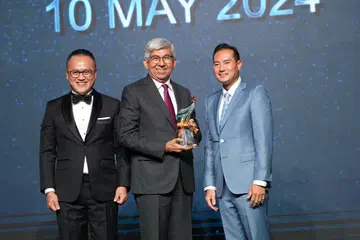 Mantan Menteri Perhubungan dan Penerangan, Profesor Yaacob Ibrahim (tengah) menerima penghormatan berprestij, Dewan Kemasyhuran Anugerah Pemimpin Teknologi 2024 daripada Menteri Negara Kanan (Perhubungan dan Penerangan merangkap Pembangunan Negara), Encik Tan Kiat How (kanan) dan Presiden Persatuan Komputer Singapura (SCS), Encik Sam Liew (kiri).