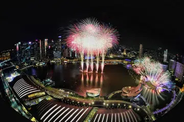 SAMBUT TAHUN BARU: Pemandangan bunga api dari Marina Bay Sands SkyPark pada 1 Januari 2019.
