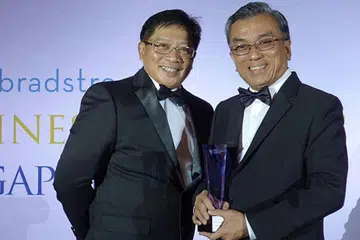 DIIKTIRAF: Encik Suhaimi Salleh (kanan) bersama trofi yang diterimanya daripada Pengarah Kerjasama Asia Pasifik Dun & Bradstreet, Encik Emmanuel Atienza, di majlis penyampaian Khamis lalu. - Foto SSA CONSULTING GROUP