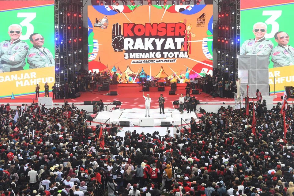 Calon presiden daripada Parti Demokratik Indonesia Perjuangan (PDI-P), Encik Ganjar Pranowo (kiri), dan pasangannya, Encik Mahfud MD (dua dari kiri), turut berkempen di  Banyuwangi, Jawa Timur, pada 8 Februari.