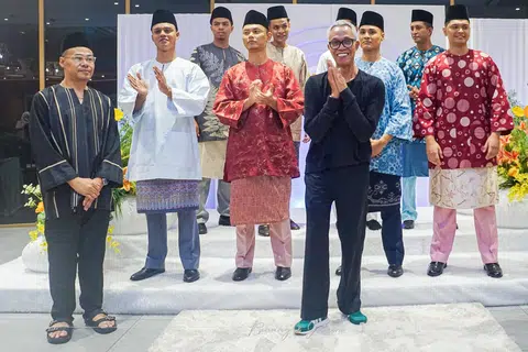 Diasaskan oleh pereka dan penata gaya lelaki, Rai Parjan (empat dari kanan), jenama ini membawa pendekatan inovatif kepada pakaian tradisional Melayu dengan pengaruh budaya Afrika Selatan.