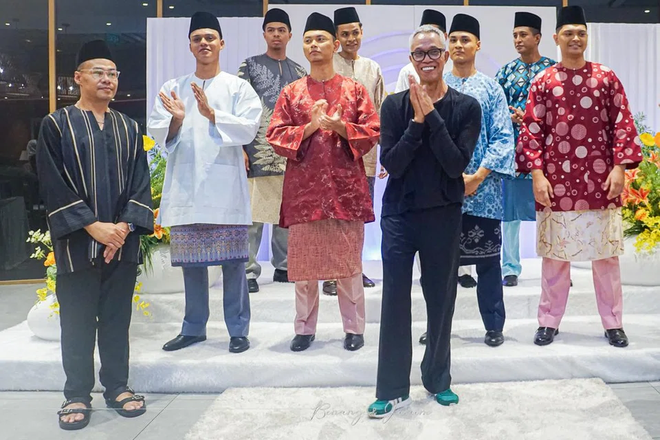 Diasaskan oleh pereka dan penata gaya lelaki, Rai Parjan (empat dari kanan), jenama ini membawa pendekatan inovatif kepada pakaian tradisional Melayu dengan pengaruh budaya Afrika Selatan.