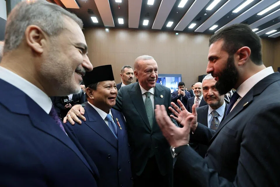 Presiden Indonesia, Encik Prabowo Subianto (dua dari kiri) berbincang bersama pemimpin yang menghadiri Forum Diplomasi Antalya, di Turkey, pada 11 April, yang turut disertai Presiden Sementara Syria, Encik Ahmed al-Sharaa (kanan); Presiden Turkey, Encik Tayyip Erdogan (tiga dari kanan); dan Menteri Luar Turkey, Encik Hakan Fidan (kiri).