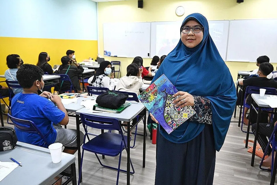 BILANGAN MENINGKAT: Bilangan pelajar yang mengikuti kelas tuisyen bahasa Melayu di Edufront Learning, menurut Cik Hayati Abdullah, meningkat 10 peratus bagi semua peringkat daripada tadika hingga ke sekolah menengah. - Foto BM oleh KHALID BABA