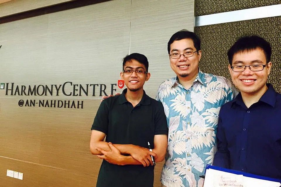 TERAP KESEDARAN ANTARA AGAMA: Encik Muzakkir (kiri) bergambar dengan Encik Ow (kanan) dan seorang yang giat dalam arena puisi, Encik Aaron Lee, semasa pelancaran buku 'From Walden to Woodlands: An Anthology of Nature Poems' di Masjid An-Nahdhah. - Foto ihsan MUZAKKIR SAMAT