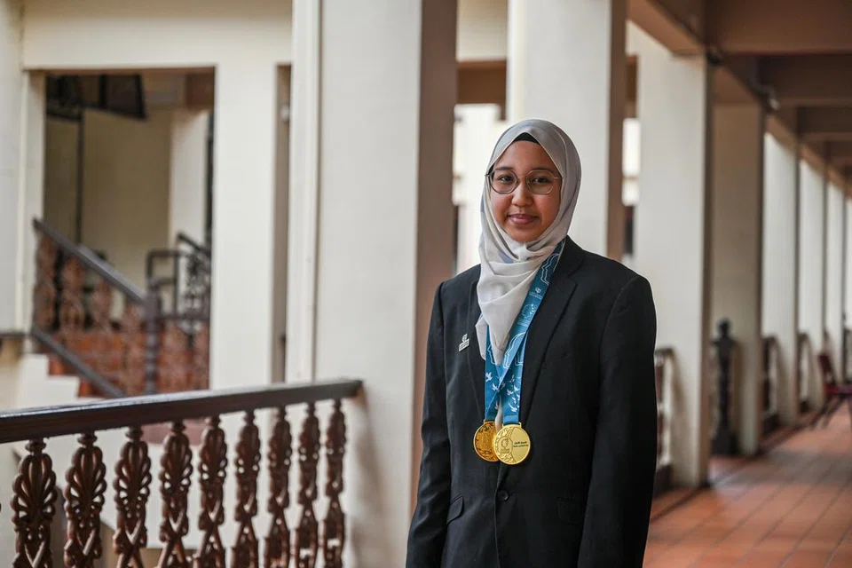 PEMBAHAS TERBAIK: Sofiyyah Mohd Amirullah, 16 tahun, dinobat tempat ketiga dalam kalangan lima pembahas terbaik pertandingan itu.