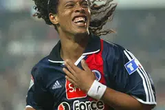 PERNAH CIPTA SEJARAH: Ronaldinho pemain bola sepak pertama dalam sejarah memenangi Piala Dunia, Liga Juara-Juara Eropah, anugerah Pemain Terbaik Dunia, Ballon d'Or, dan Copa Libertadores (Liga Juara-Juara Amerika Selatan). - Foto fail AFP