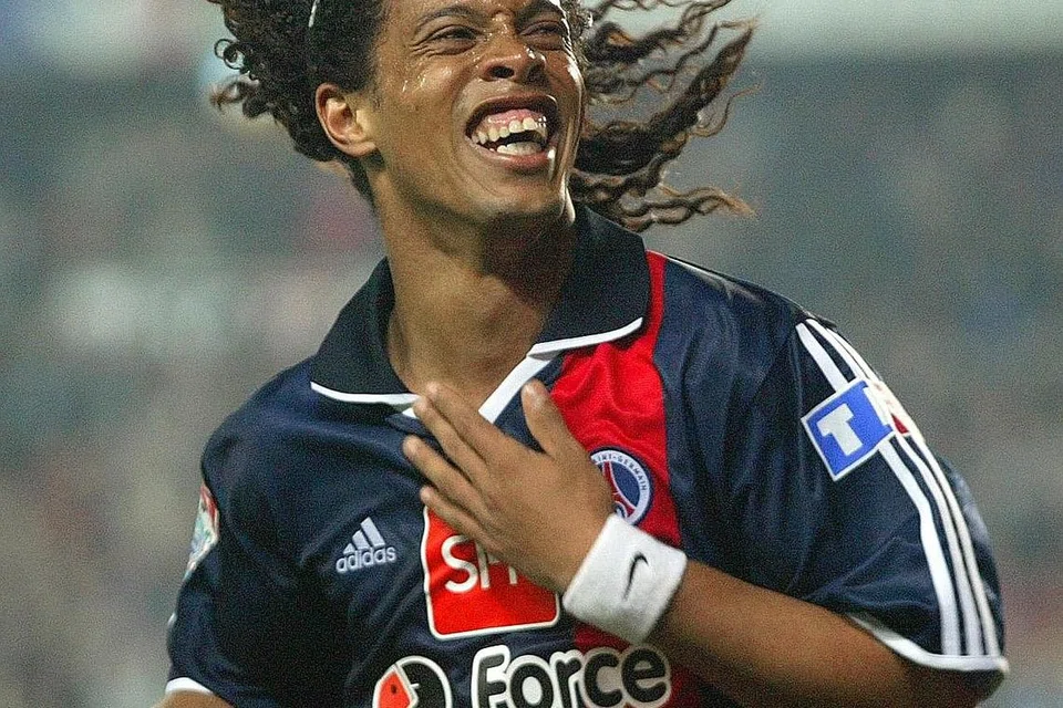 PERNAH CIPTA SEJARAH: Ronaldinho pemain bola sepak pertama dalam sejarah memenangi Piala Dunia, Liga Juara-Juara Eropah, anugerah Pemain Terbaik Dunia, Ballon d'Or, dan Copa Libertadores (Liga Juara-Juara Amerika Selatan). - Foto fail AFP