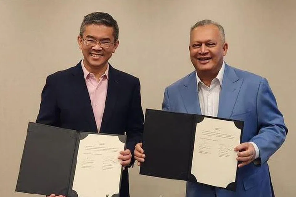 MOU ditandatangani oleh Ketua Pegawai Eksekutif Penguasa Pembangunan Infokom Media (IMDA), Encik Lew Chuen Hong (kiri), dan Suruhanjaya Komunikasi dan Multimedia Malaysia (MCMC), Tan Sri Mohamad Salim Fateh Din, pada 25 Februari semasa Kongres Dunia Mudah Alih di Barcelona, Sepanyol. 