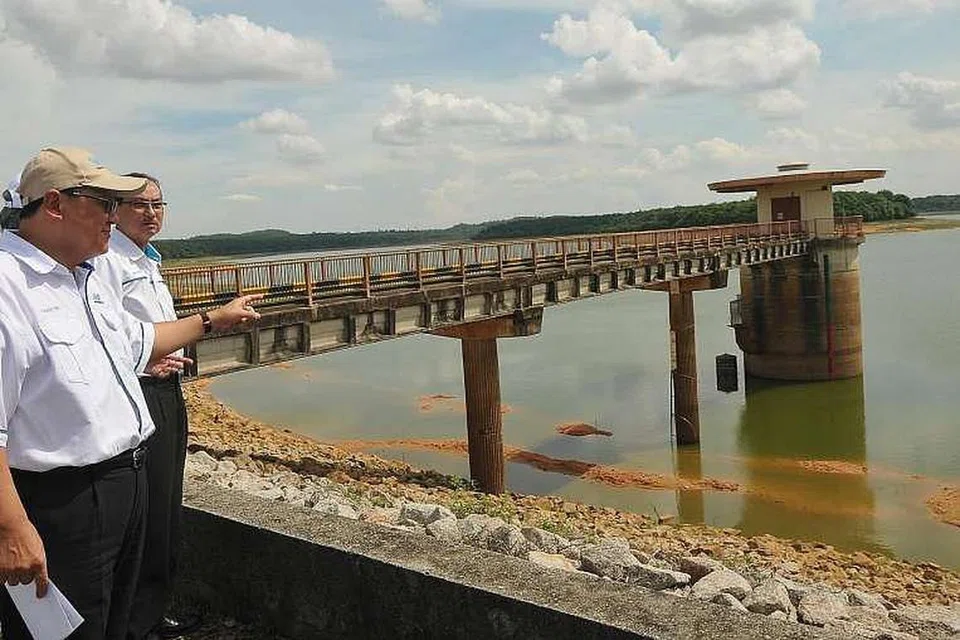 Ketua perkhidmatan air Malaysia, Datuk Mohd Ridhuan, berkata pemotongan air mungkin dilaksana di Johor Bahru dan Pasir Gudang jika keadaan di empangan Sungai Layang tidak bertambah baik. 