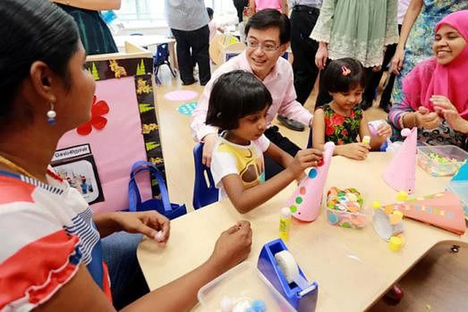 FAHAMI KEPERLUAN IBU BAPA: Encik Heng Swee Keat beramah-tamah dengan ibu bapa dalam acara rumah terbuka tadika MOE di Sekolah Rendah Dazhong bagi mendapatkan maklum balas dan memahami keperluan mereka dengan lebih baik. - Foto MOE