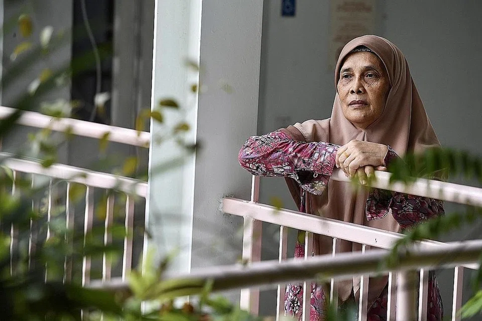 PERLU BERSABAR DAN FAHAMI PERASAAN PESAKIT DEMENSIA: Sepanjang empat tahun Cik Sukati perlu bersabar menangani perasaan suaminya Encik Abdul Samad yang kian berubah dan kadang kala lupa isterinya sendiri. - Foto BM oleh DESMOND FOO