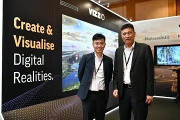 KERJASAMA DENGAN SYARIKAT BESAR: Pengerusi Vizzio Technologies, Encik Abu Bakar Mohd Nor, bersama Ketua Pegawai Eksekutif (CEO) syarikat pemula itu, Dr Jon Li. Vizzio Technologies kini bekerjasama dengan syarikat besar seperti Surbana Jurong dan Lapangan Terbang Changi. - Foto ihsan ABU BAKAR MOHD NOR