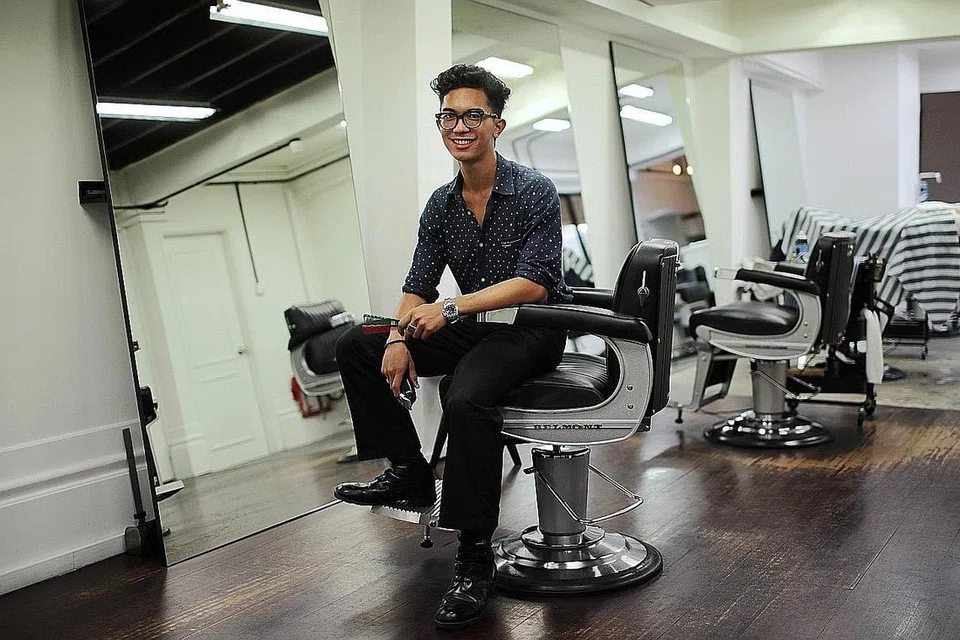 TIDAK MAHU DIPANDANG RENDAH: Encik Md Alif Sianipar Amir Sjarifuddin Sianipar, merupakan lulusan diploma dalam proses perniagaan dan kejuruteraan sistem tetapi memilih menceburi bidang yang digemarinya sejak remaja iaitu menjadi tukang gunting rambut. - Foto BH oleh GIN TAY