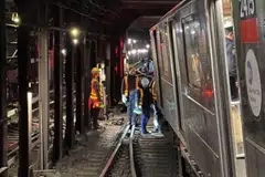 TERGELINCIR: Foto yang disiarkan di wadah  X oleh Pengurusan Kecemasan NYC ini menunjukkan kereta api bawah tanah New York City tergelincir, pada 4 Januari.