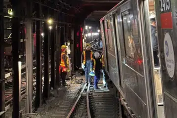 TERGELINCIR: Foto yang disiarkan di wadah  X oleh Pengurusan Kecemasan NYC ini menunjukkan kereta api bawah tanah New York City tergelincir, pada 4 Januari.
