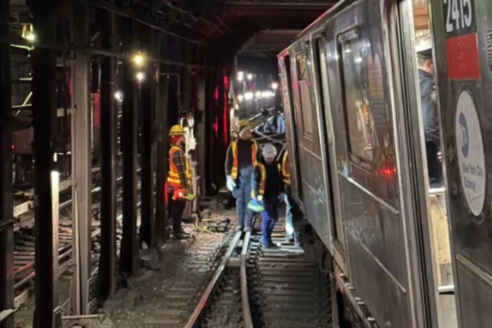 TERGELINCIR: Foto yang disiarkan di wadah  X oleh Pengurusan Kecemasan NYC ini menunjukkan kereta api bawah tanah New York City tergelincir, pada 4 Januari.