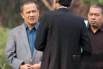 Ahli Parlimen (AP) Padang Serai (Kedah), Datuk Azman Nasrudin (kiri), mengaku tidak bersalah terhadap tuduhan bersubahat menerima rasuah di Mahkamah Sesyen Shah Alam, Selangor, pada 8 Disember.