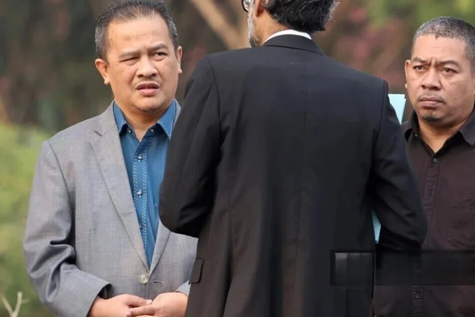 Ahli Parlimen (AP) Padang Serai (Kedah), Datuk Azman Nasrudin (kiri), mengaku tidak bersalah terhadap tuduhan bersubahat menerima rasuah di Mahkamah Sesyen Shah Alam, Selangor, pada 8 Disember.