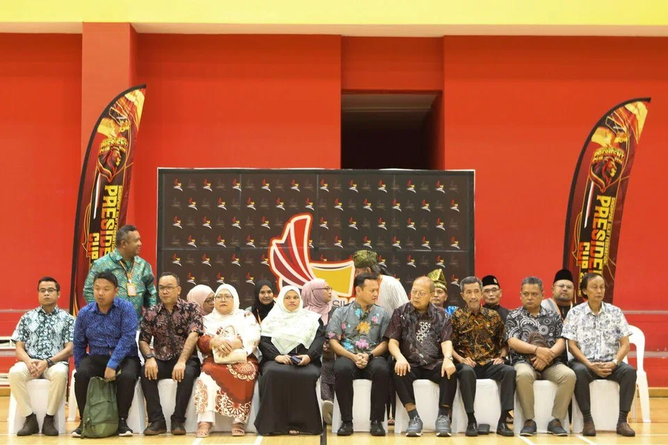 Menteri Negara Kanan (Kemampanan dan Sekitaran merangkap Pertahanan), Encik Zaqy Mohamad (barisan depan, lima dari kanan), hadir semasa pelancaran Piala Presiden 2026 pada 16 Januari, yang dianjurkan oleh Persekutuan Silat Singapura (Persisi).