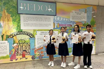Empat daripada lima pelajar Sekolah APSN Katong yang menghasilkan mural telah menerima sijil penghargaan semasa majlis pelancaran di stesen MRT Bedok pada 22 Jun. Mereka terdiri daripada (dari kiri) Vanessa Gabrielle Teo Mei Jin, Nisa Sabrina Noor Azhary, Shirin Haroon dan Muhammad Rahmat Razali. 