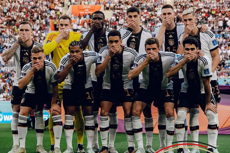 GAGAL MARA: Pasukan Jerman yang menutup mulut sebelum perlawanan pembukaan menentang Jepun sebagai bantahan terhadap Fifa yang mengancam kenakan sekatan ke atas lilitan lengan antidiskriminasi OneLove. - Foto GERMANY DFB/ TWITTER